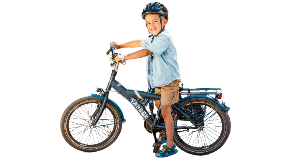 Children’s Bike Rental in Amsterdam – Safe and Fun Adventures with Macbike A 5-year-old child sitting on a children’s bike, ready to ride through the city, showcasing the fun of biking independently.